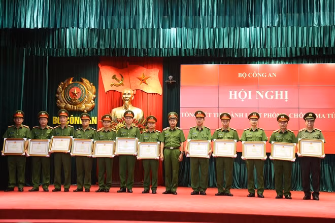 Deputy Minister Le Quy Vuong presents Certificates of Merit of the MPS to officers and teams with outstanding achievements in drug prevention and fight. Deputy Minister Le Quy Vuong presents Certificates of Merit of the MPS to officers and teams with outstanding achievements in drug prevention and fight.