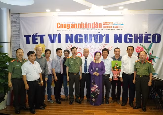 Major General Pham Van Mien, Editor-in-Chief of the CAND Newspaper and various donors at the event
