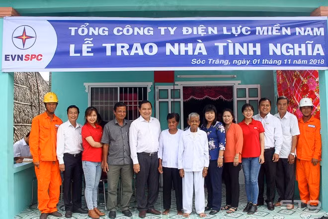 The Southern Power Corporation hands over a charity house (Photo: baosoctrang.org)