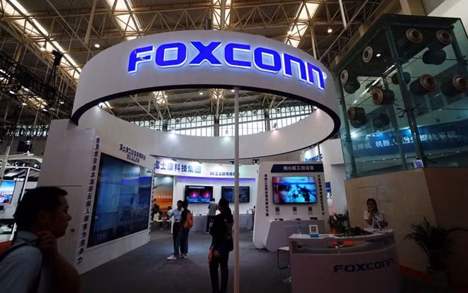 Visitors are seen at a Foxconn booth at the World Intelligence Congress in Tianjin, China May 19, 2018. REUTERS