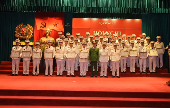 Deputy Minister Le Quy Vuong presents Certificates of Merit of the MPS to various police officers and teams.