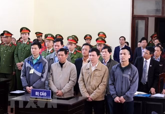 Hoa Binh People’s Court yesterday opened a trial into seven people implicated in a serious medical incident that killed eight patients at Hoa Binh Province General Hospital on May 29, 2017 (Photo: VNA).