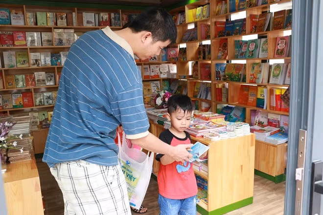 “Young readers” visiting the street with their parents. “Young readers” visiting the street with their parents.