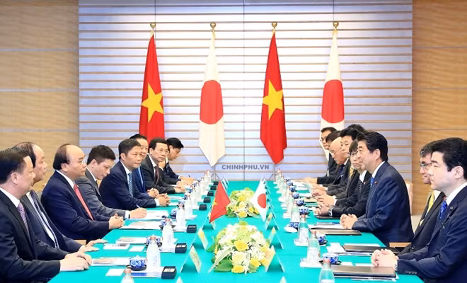 PM Nguyen Xuan Phuc holds talks with his Japanese counterpart. PM Nguyen Xuan Phuc holds talks with his Japanese counterpart.