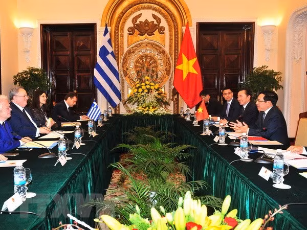 The talks between Deputy Prime Minister and Foreign Minister Pham Binh Minh and Greek Minister of Foreign Affairs Nikos Kotzias in February 2017 (Source: VNA)