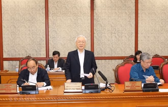 General Secretary of the Communist Party of Vietnam and President Nguyen Phu Trong (C)