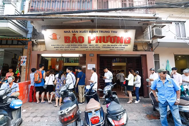 Since September 19 (or August 10 on the lunar calendar), people have crowded to mid-autumn cake shops in Thuy Khue street was among the mid-autumn cake shops, Bao Phuong always attracts the most buyers as it is the only baker that makes traditional mid-autumn cakes.