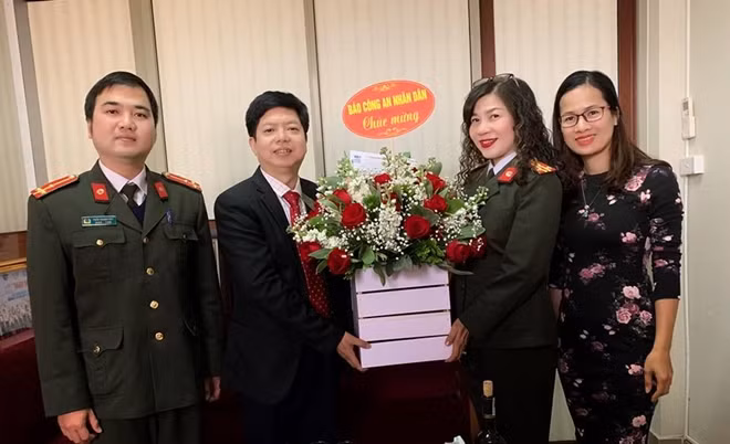 Public Security Newspaper offered flowers to leader of the Department of Healthcare Management under the Ministry of Health.