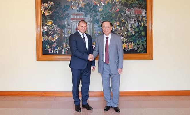 Deputy Minister Nguyen Van Thanh and Mr. Moshe Edri