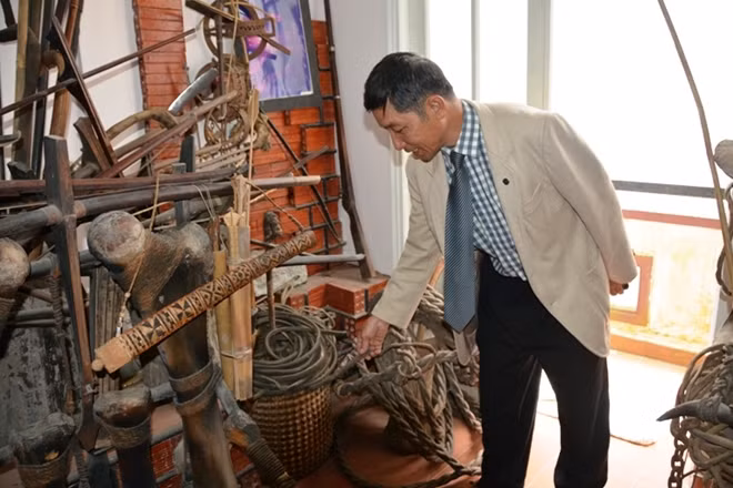 Various old ropes used to domesticate elephants and primitive weapons, such as bows, crossbows and knives, were also on display.