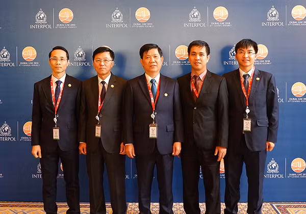Deputy Minister Nguyen Van Son and members of the delegation of the MPS attending the 87th Interpol General Assembly in Dubai.