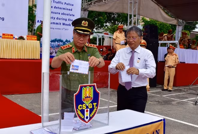 Deputy Minister Bui Van Nam and participants of the event donate to support victims of natural disasters