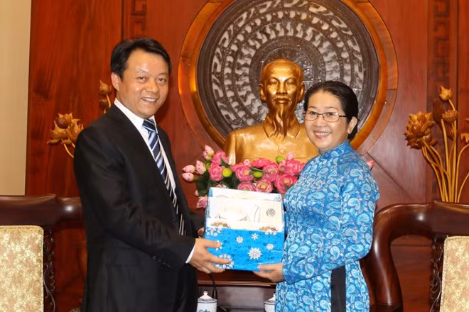 Deputy Secretary of the Ho Chi Minh City Party Committee Vu Thi Dung (R) receives Secretary of the Secretariat of the Central Committee of the Communist Youth League of China Fu Zhenbang on August 17 (Photo: VNA)