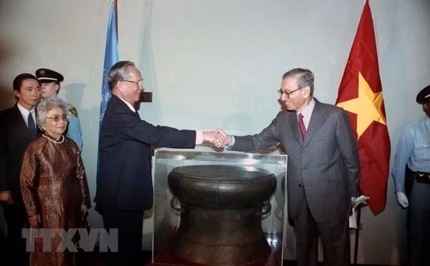 President Le Duc Anh meets UN Secretary General Boutros B. Ghali in 1995. (Photo: VNA)