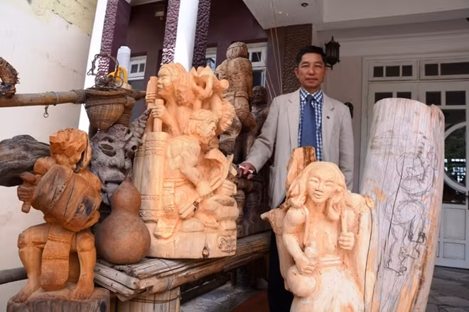 After a trip to Lac Duong district with professors at Da Lat University, Tam began to make up a wooden statue of a young child climbing up stairs, which is placed next to a statue of a K’ho woman returning home from farming.