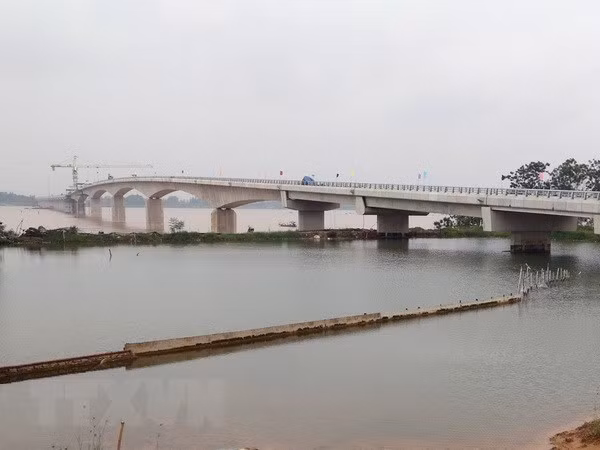 The Viet Tri-Ba Vi bridge across the Red River (Photo: VNA) The Viet Tri-Ba Vi bridge across the Red River (Photo: VNA)