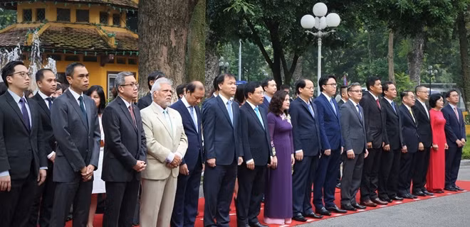 The ceremony saw the presence of Deputy Prime Minister and Foreign Minister Pham Binh Minh, Deputy Foreign Minister Nguyen Quoc Dung, ambassadors and representatives of ASEAN embassies and ASEAN partners in Hanoi.