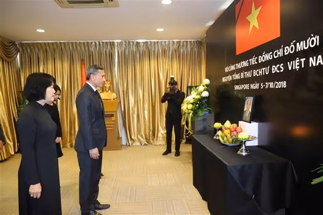 Foreign Minister Vivian Balakrishnan pays last respects to Do Muoi at the Vietnamese Embassy. (Photo:VNA)
