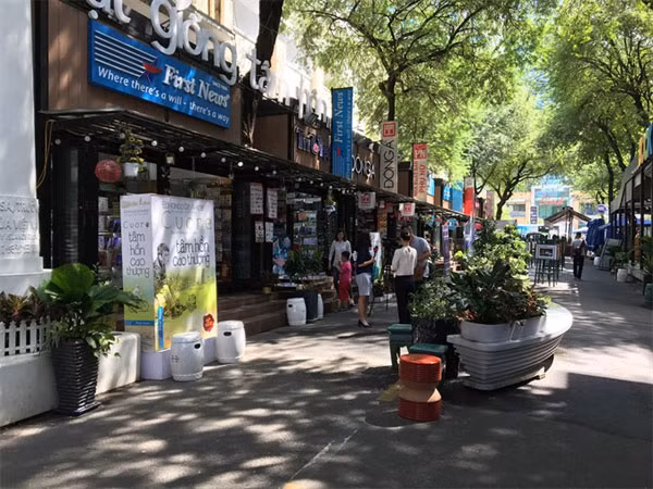 Lovers of letters: The HCM City Book Street’s cultural activities have attracted 2.4 million local and foreign visitors this year. — Photo by Phuong Mai