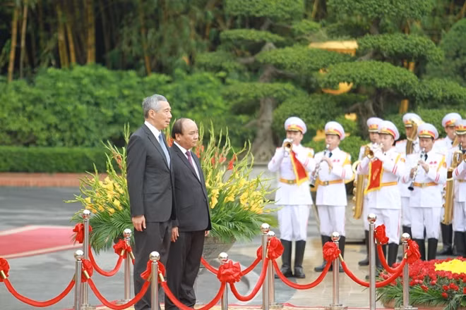 Vietnamese Prime Minister Nguyen Xuan Phuc chaired the reception for his Singaporean counterpart.