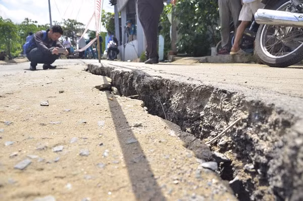 A crack found in Nha Be District’s Nhon Duc Commune in HCM City last week. — Photo tuoitre.vn