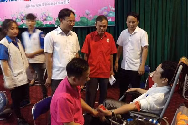 First: Tran Van Do (standing, centre) from Hiep Hoa District is a pioneer blood donor. — Photo nihbt.org.vn