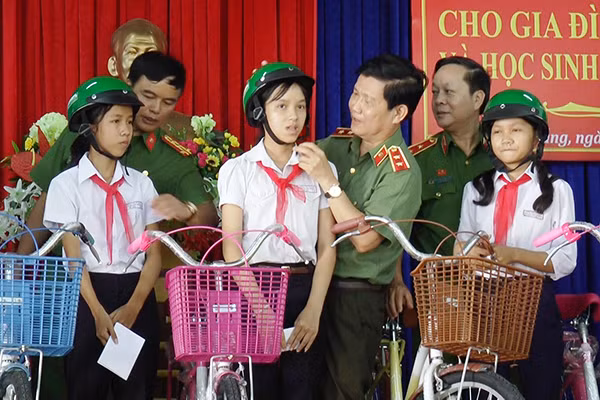 Lieutenant General Nguyen Van Son, Deputy Minister of Public Security and representatives of the PPA, Da Nang Police present 100 bicycles to the students. Lieutenant General Nguyen Van Son, Deputy Minister of Public Security and representatives of the PPA, Da Nang Police present 100 bicycles to the students.