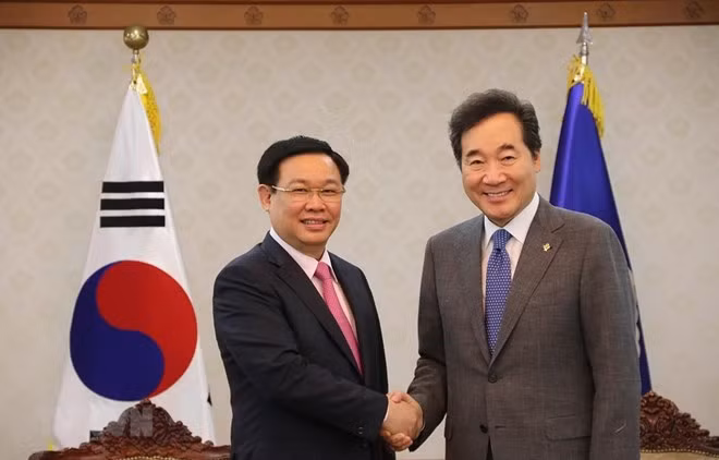 Deputy Prime Minister Vuong Dinh Hue (L) and Prime Minister of the Republic of Korea Lee Nak-yeon (Photo: VNA)