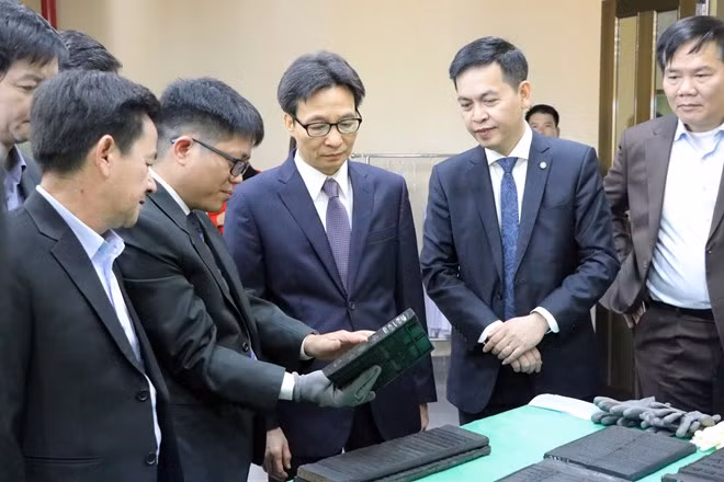 Deputy Prime Minister Vu Duc Dam (third, right) examines the preservation of woodblocks from the Nguyen Dynasty at the National Archives Centre IV on December 20 (Photo: VNA)
