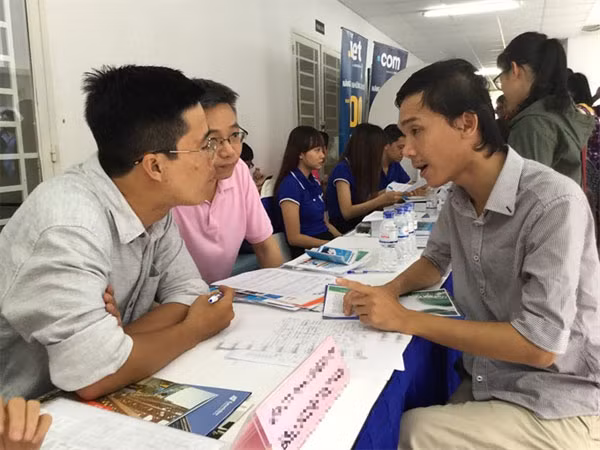 A company interviews candidates for jobs. Photo source: VNS A company interviews candidates for jobs. Photo source: VNS