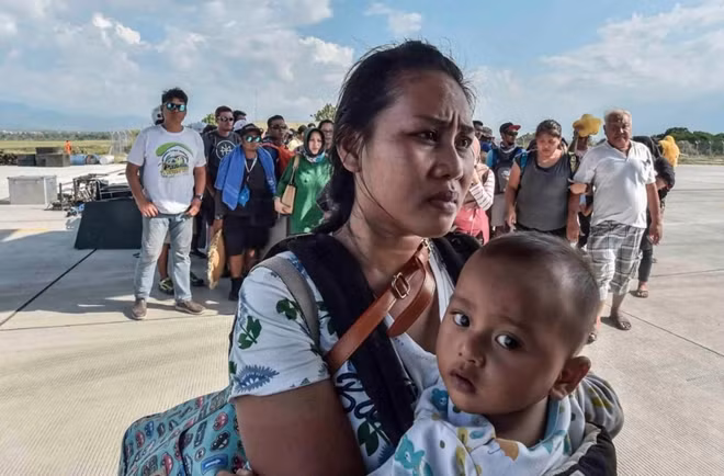 People injured or affected by the earthquake and tsunami wait to be evacuated on an air force plane in Palu, Central Sulawesi, Indonesia, September 30, 2018. Antara Foto/Muhammad Adimaja via REUTERS