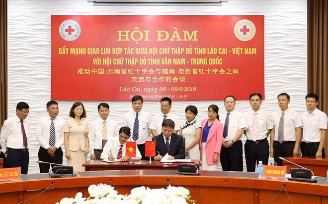 The Red Cross Societies of Vietnam’s Lao Cai province and China’s Yunnan province signed a memorandum of understanding (MoU) on cooperation (Source: VNA)