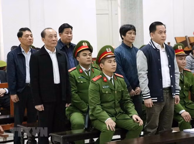 Defendants Phan Van Anh Vu (standing, front row),Nguyen Huu Bach (standing, right, second row), Phan Huu Tuan (standing, left, second row), Bui Van Thanh (standing, right, third row), and Tran Viet Tan (standing, left, third row) at the trial on January 28 (Photo: VNA)