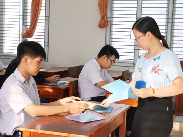 Students prepare to take the national high school examination (Photo: VNA)