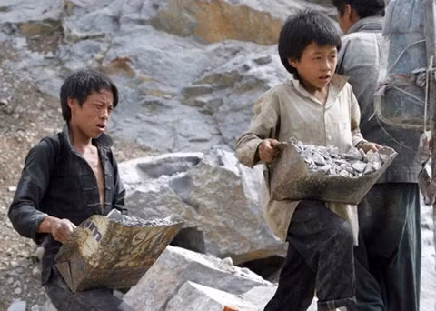 Children help their parents at a stone mine in Dong Van district in the northern mountainous province of Ha Giang.(Photo: thanhnien.vn)