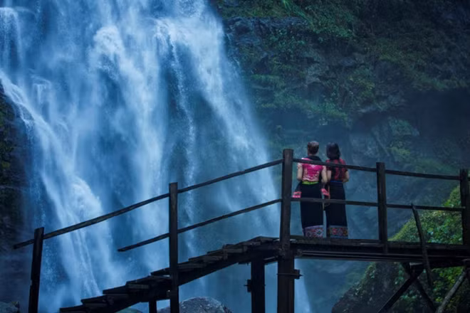A small bridge over the waterfall makes the scenery more romantic and beautiful. Visitors feel as if they are in a fairyland