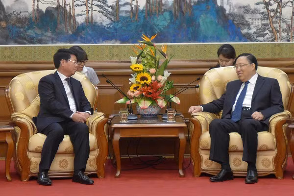 Vietnamese Deputy Minister Bui Van Nam talked with Chinese Minister of State Security Geng Huichang