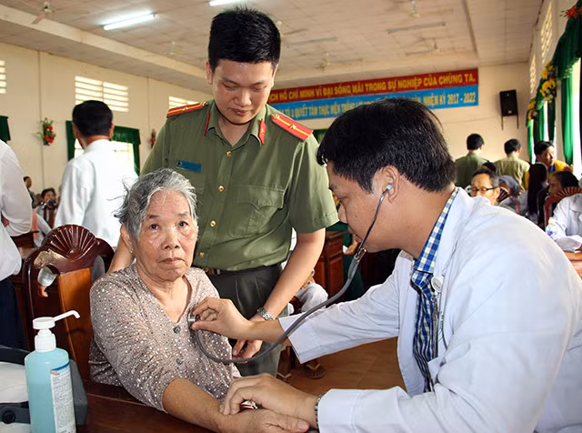 Free health checkups for old local people Free health checkups for old local people