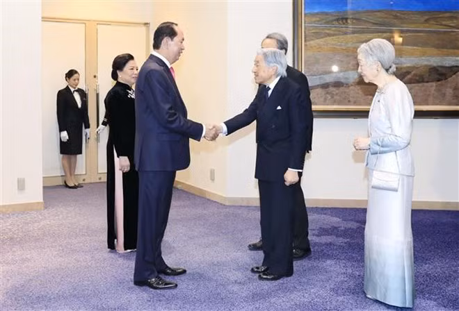 President Tran Dai Quang and his spouse are greeted by Japanese Emperor Akihito and Empress Michito at the ceremony (Photo: VNA) President Tran Dai Quang and his spouse are greeted by Japanese Emperor Akihito and Empress Michito at the ceremony (Photo: VNA)