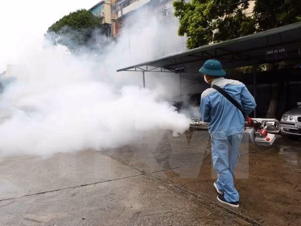 Spraying anti-mosquito chemicals in Lang Ha ward of Hanoi Spraying anti-mosquito chemicals in Lang Ha ward of Hanoi