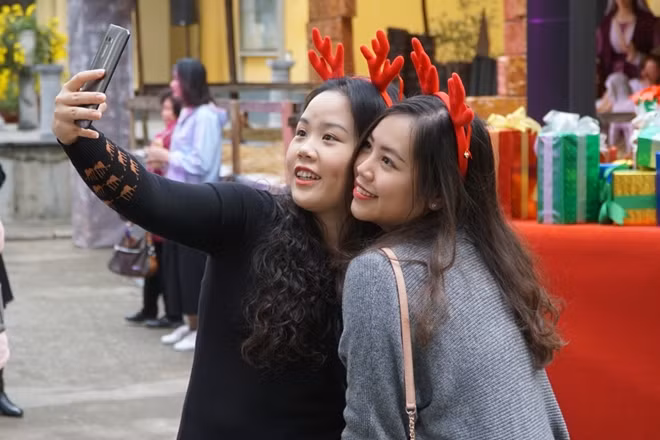The fair is an ideal place for young people to take beautiful photos during this Christmas season
