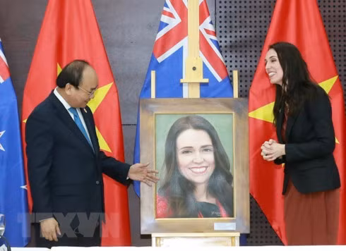 Prime Minister Nguyen Xuan Phuc (L) presents a special gift to New Zealand Prime Minister Jacinda Ardern during their meeting in Vietnam's central Da Nang city in November 2017.