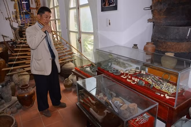 Tam also owns a rare jewelry collection, including rings, necklaces and bracelets as well as a ring casting set of the Churu people.