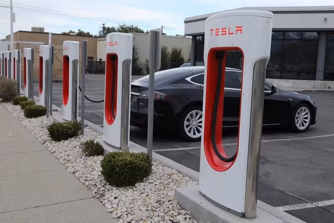 A Tesla charging station is seen in Salt Lake City, Utah, U.S. September 28, 2017. Reuters