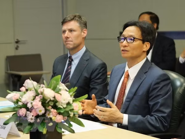 Deputy Prime Minister Vu Duc Dam (wearing glasses) at the online conference on April 18. (Photo: VNA)
