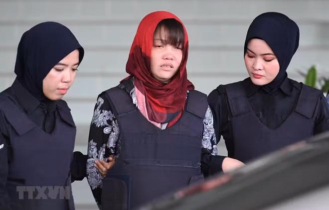 Vietnamese defendant Doan Thi Huong (centre) is escorted to leave the Shah Alam High Court on March 14 (Photo: AFP/VNA)
