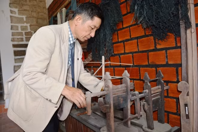 A loom that local people used to make brocades