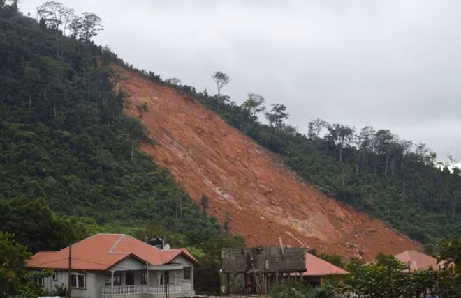 The surface of a hillside is pictured after a mudslide in the mountain town of Regent, Sierra Leone August 14, 2017