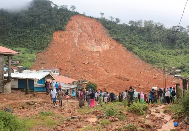 People inspect the damage after a mudslide in the mountain town of Regent, Sierra Leone August 14, 2017