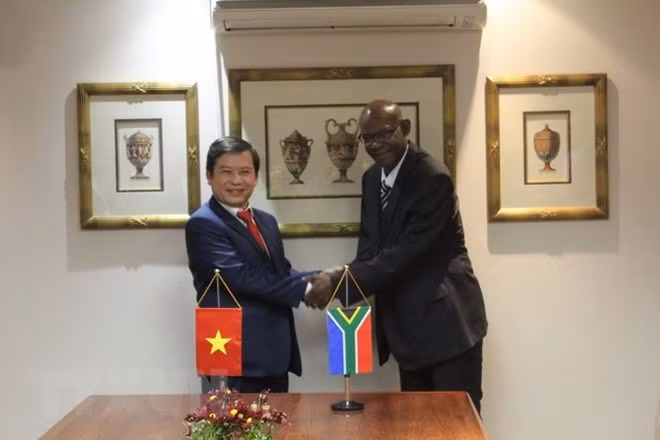 Nhập mô tả cho ảnhVietnam’s Prosecutor General Le Minh Tri and Acting National Director of Public Prosecutions of South Africa Silas Ramaite. (Source: VNA)